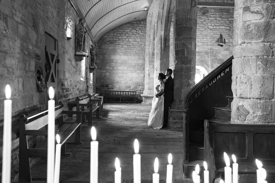 photo-couple-mariage-chapelle-notre-dame-de-rocamadour-camaret-sur-mer