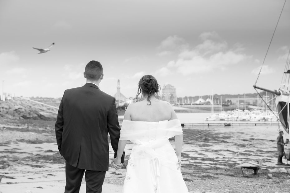 Les-maries-de-camaret-sur-mer-face-a-la-chapelle-Notre-dame-de-rocamadour