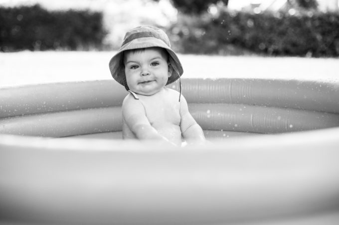 Seance photo baignade et rigolade pour bébé , Photographe Finistère